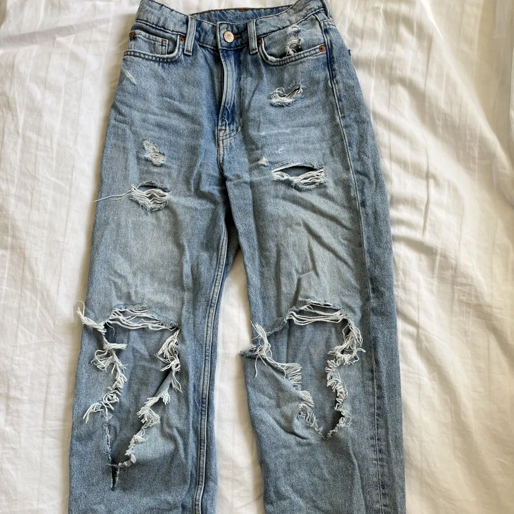 Säljer dessa jeans i storlek 34 då de är för korta för mig (som är 174cm).  Kan mötas upp i Stockholm.. Jeans & Byxor.