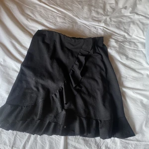 Kjol  - Svart kjol från Gina, bra skick snygg