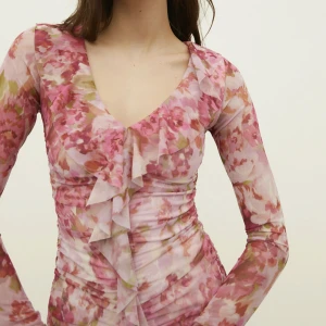 Klänning  - Säljer denna jätte fina klänningen, använd 1 gång för är it bekväm i klänning 💕😇