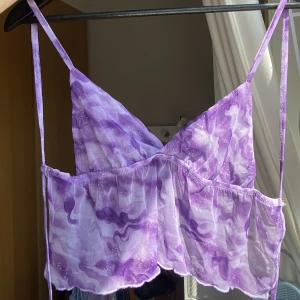 Lila topp - Sjukt söt somrig topp i storlek S. Passar inte mig vid brösten men tror den skulle passa A-kupa/B-kupa. Man knyter i ryggen och kan därav justera längden i axlarna också💕
