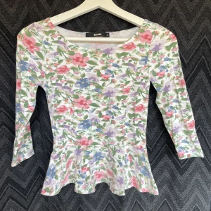 Blommig topp - Fint skick, använd fåtal gånger 