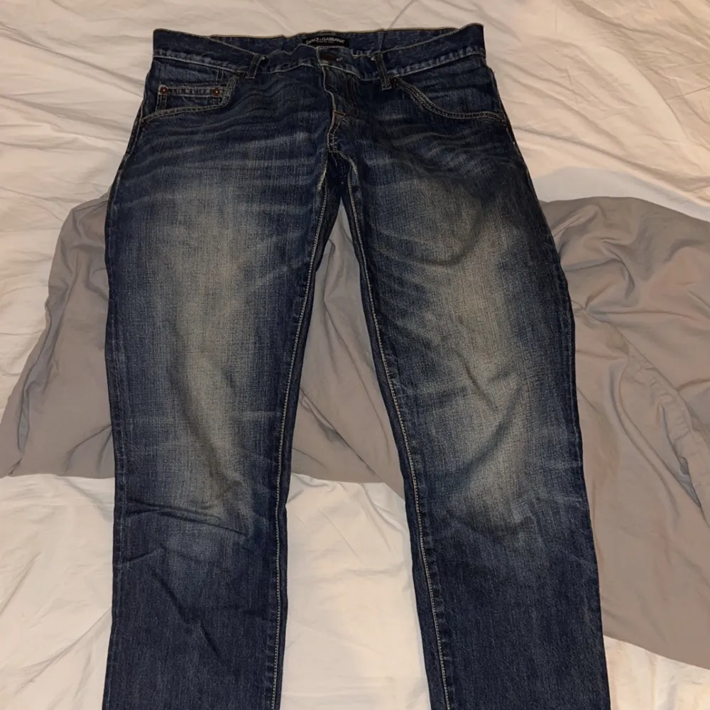 D&G jeans gammal modell knappt använda. Säljer då det ej är min stil, helt felfria:) Nypris 5449kr, priset kan absolut diskuteras! Allt gott/ Philip. Jeans & Byxor.
