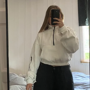 Croppad tjocktröja  - Knappt använd, gott skick. 