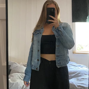 Jeansjacka - Köpt på carlings, sitter tajt på mig (stl S/M) så skulle säga att den är lite mindre i storleken