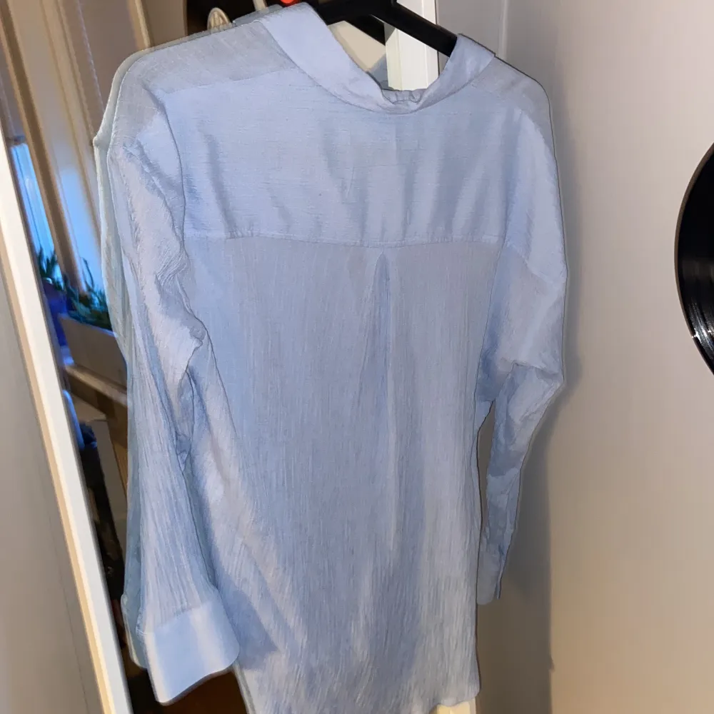 tunn ljusblå skjorta. pleated och väldigt elegant. som ny. Skjortor.