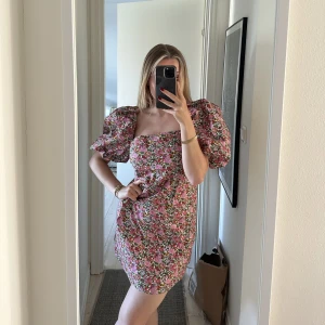 Klänning Mango  - Superfin klänning ifrån Mango. Kan has både on och off shoulder. Storlek M