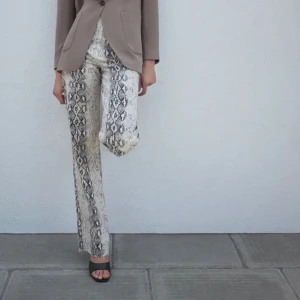 Ormmönstrade jeans Zara - Ormmönstrade Zara jeans, avklippta så de passar någon som är 163-168 ish. (Lånade bilder)