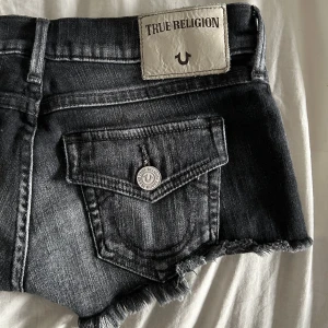 True religion shorts - Jätte trendiga lågmidjade true religions shorts med coola fickor där bak⚡️Storlek 25 men skulle säga att de kan passa även storlek 26/27 då de är stretchiga!💕 Kan mötas upp i stockholm eller skicka☺️