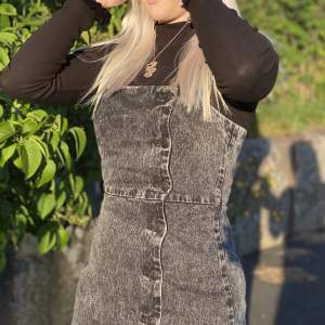 Denim-, jeans- klänning i grått från H&M DIVIDED i storlek 36.  Säljer p.g.a. viktuppgång och passar inte längre i den. Gillade att styla den med en långarmad under.  Jag är 157cm och den gick till mitten på låren på mig. 