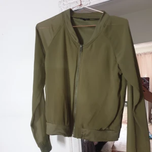 Grön tröja/jacka  - Jättefin! Den är från kappahl storlek 170 men sitter som en S. Den är väldigt tun lite genomskinligt material. 