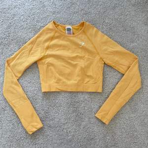 Snygg gymshark tröja i en fin gul färg. Jag säljer den då den inte kommer till användning längre. Jag kan mötas upp i Norrköping men annars står köparen för frakten. ☺️
