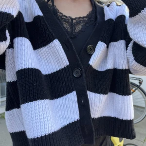 Kofta - Säljer en super skön och fin kofta som tyvärr alldrig kommigt till användning! Kontakta om du är intresserad❤️