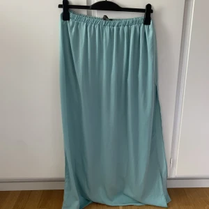 Lång kjol i turkos grön färg - Superhärkig långkjol i tunt material med turkos färg från Zara Trafaluc, hela slitsar på båa sidor vilket gör den till sommaren☀️