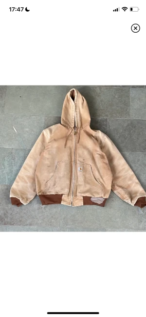 Carhartt Jacka - Vintage Carhartt arbetsjacka! Hål här och där, och någon färgfläck. Alla defekter syns på bilderna. Används ej längre eftersom det ej är min smak. Passar bra om man är 178-188 ungefär. Fitpic går att lösa👐👐