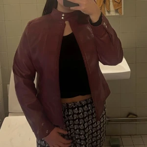 Vegansk läder leather jacka jacket vintage läderjacka skinnjacka leatherjacket bikerjacka motorcykeljacka läder leather jacka jacka  - Vegansk läderjacka, upplevs som en strl: M