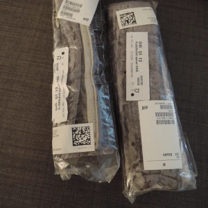 Nya Örngott i Sammet - Helt nya och oanvända örngott till prydnadskuddar i grå sammet! Passa på och gör ett kap! Har enbart legat paketerade och oanvända. Beige färgat tyg på baksidan. Storlek 50x50.