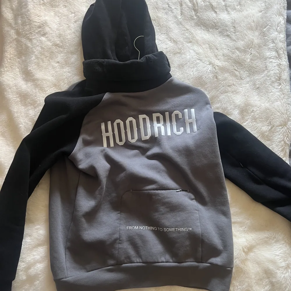 Säljer nu min hoodrich tröja för rensar ut min garderob. Storlek S, nypris runt 1000. Hoodies.