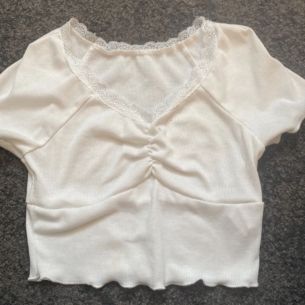 Fin vit kortärmad med spets! I storlek 146/10-11år med passar nog till lite större!. T-shirts.