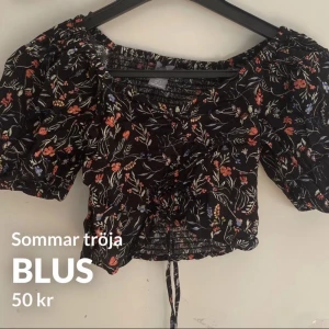 Blus  - Fin enkel blommig sommarblus. Använt väldigt få gånger!💞