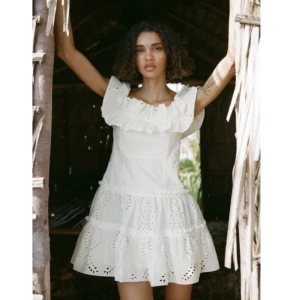 Klänning zara - HELT NY klänning från zara med prislappen kvar. Köpt för 699 på zara hemsida. Säljer för 500.