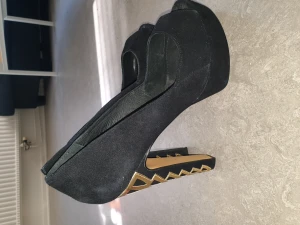 Klackskor - Säljer dessa klackskor pga använder aldrig. Tråkigt att låta dom stå när dom är så snygga. Dom är strlk 40 men passar både 30-40. Knappt använda. Köpte för 1.100:- Säljer för 400:-