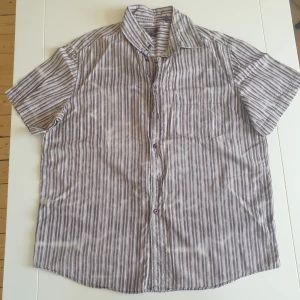 Skjorta  - Oversized skjorta med coolt mönster. Kan skicka fler bilder och tänka mig sänka priset. Hör av dig vid instresse!