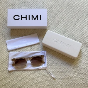 Chimi solglasögon  - Säljer dessa solglasögon ifrån Chimi i modell 02 färg ecru. Snålt använda och i nyskick! Allt medföljer - box, fodral, påse och puts. Nypris: 1200kr