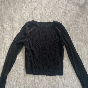Snyggt svart topp med mönster  - Säljer en helt oanvänd svart topp med fint mönster! Passar till fest liksom till vardags. Köpt för ca 298kr. Säljer pga att det var lite liten på mig. 