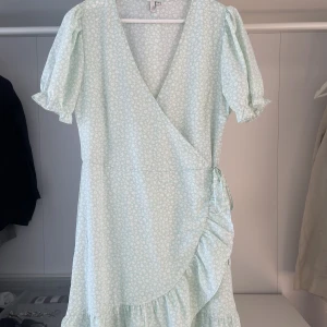 Somrig klänning från Nelly  - Fin mönstrad ljusgrön klänning från Nelly.  I skick som ny!  Nypris:299kr  Säljer för: 100kr  Stl 38 