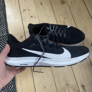 Nike springskor - Nike springskor, endast använda ett fåtal gånger till tennis på grusplan därav färgen på det vita. Nästintill nya utöver det.