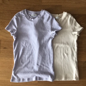 T-shirts -  Två t-shirts som passar perfekt till sommaren. I jättebra skick och använda fåtal gånger.💕(60 kr för båda).