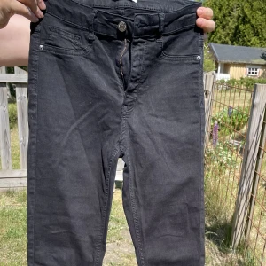 Jeans - Ett par svarta skinny jeans från Gina Tricot. Väldigt stretchiga och sitter smickrande på en.