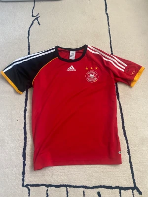 Tyskland Bortatröja Retro - Säljer en retro modell av Tysklands borta ställ. Använd ett fåtal gånger men är i väldigt bra skick. Kontakta för frågor. Condition 9/10