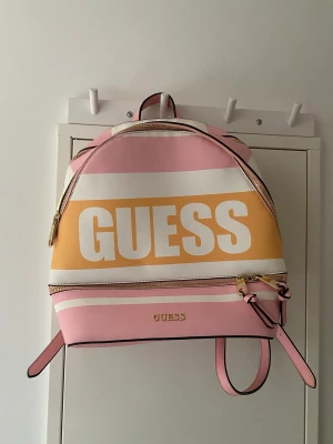 Guess ryggsäck  - Oanvänd ryggsäck från Guess. Rymlig och smidig. 