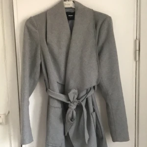 Kappa  - En jätte fin kappa från bikbok, använd 1 gång. Den är köpt på secondhand men den är i jätte bra skick☺️