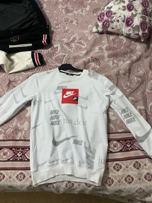 Nike tröja - Den är L men passar mycket bättre på M. Priset går att diskuteras, så oroa inte er. Skriv, jag bits inte