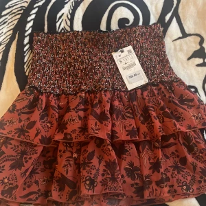 Zara kjol - Helt oanvänd kjol från zara som inte går att köpa längre, supersöt❣️