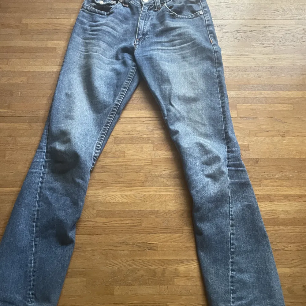 Intressekoll på mina fina true religon jeans då det börjar bli lite försmå för mig och jag vill köpa ett par nya💕jag är 180 och det är på gränsen till för korta, innebenslängden är 83-84 cm, kan skicka bild på hur det sitter, hör av er vid frågor💕. Jeans & Byxor.