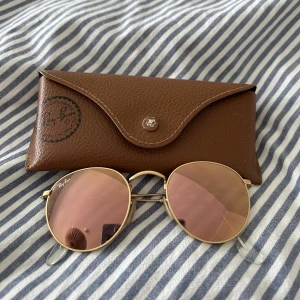 Ray-ban rosé guld  - Solglasögon från Ray-ban i modellen ”round metal” med glas i rosé guld. Bra skick.