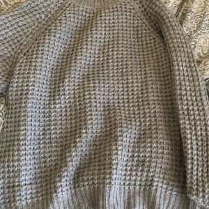 Stickad tröja  - Stickad tröja som är köpt på lager157 för 200kr Jätte skön och är i ett ljusblått färg och är perfekt till sena sommarkvällar Storlek S 