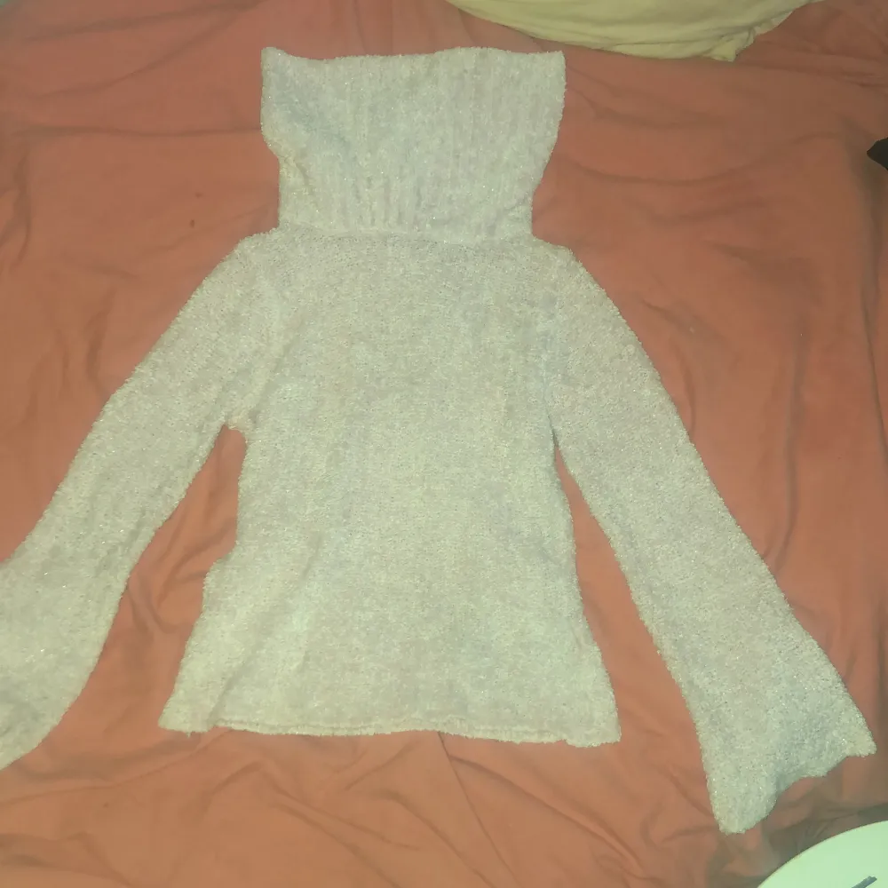 Knitted, Slightly light pink and glittery, about 6 years old and has barely been worn. Stickat.