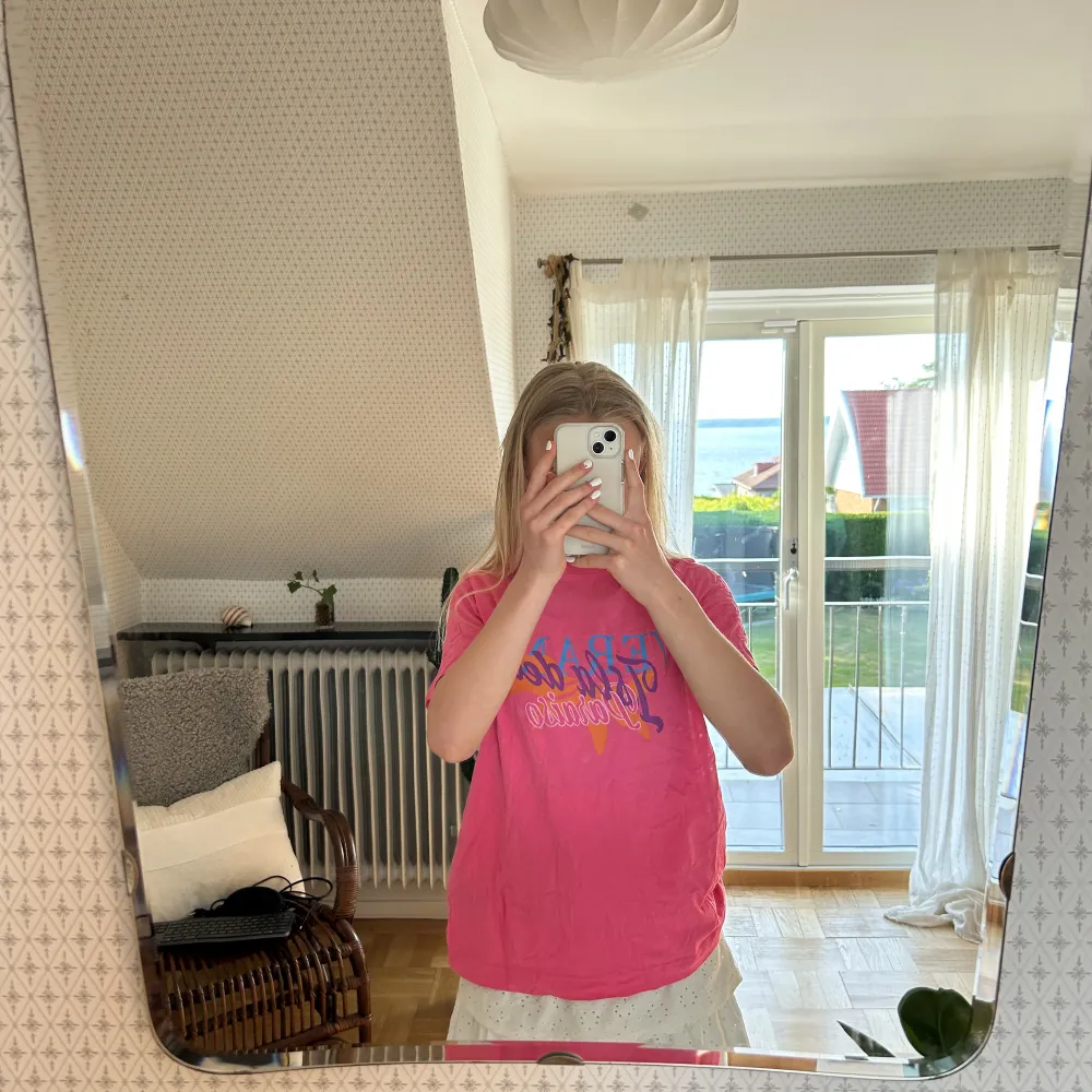 Säljer denna härliga sommar t-shirten från hm. Tröjan är rosa med text i olika färger. Endast använd en eller två gånger och är som ny! Säljer eftersom den inte används ❤️ . T-shirts.