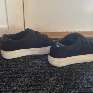 Skor - Säljer nu mina skor som jag inte riktigt tyckte var i min stil! Har inte använt dom så mycket Max 5-10 gånger, inga skador eller något på dom!  Jag har själv 38 i skor men dessa passar på mig utmärkt!Tvättas såklart innan de skickas!💞