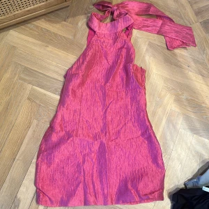 Finklänning från NAKD - Perfekt till sommarmiddagar🩷jag köpte den till min 50-dagars studentfest förra året. Endast använd en gång  