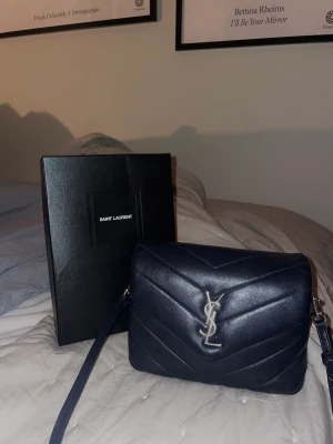 Ysl Lou Lou bag - Säljer min älskade ysl lou lou bag! Använd men ser ut som ny! Den är mörkblå, men ser mer svart ut. Äkthetsbevis finns!