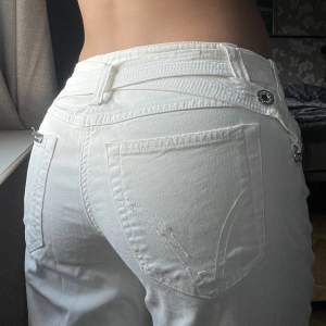 Vita Dolce&Gabbana jeans som både är lowrise och utsvängda! Storlek 36 EU. Kan mötas upp i Stockholm men fraktar helst. 🤍