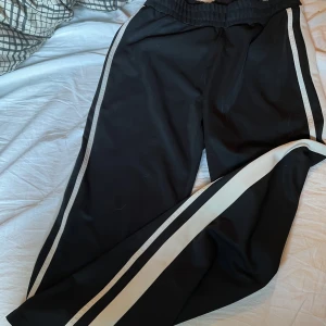 Byxor - Byxor från Gina med utsvängd modell, använd väldigt få gånger