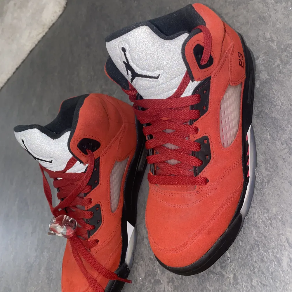 Jordan 5 retro ”Raging Bull” (2021) i stl.38.5 i fint skick, har använt dessa runt 5 gånger så de ser nya ut💕 jag har tyvärr inte skolådan kvar. Skor.