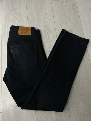 Levis 501 - Säljer nu mina jeans då jag har hittat ett par nya favorit jeans och ej har användning till dessa längre, stilrena och i bra skick 