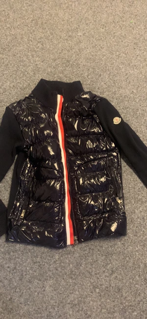 Moncler cardigan  - Säljer pågrund av köpt en ny jacka och då jag vill bli av med denna  Storlek S passar även M  Inte använd på länge och ser fortfarande helt ny ut  Skriv för intresse 